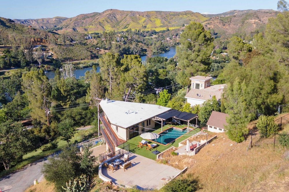 Designer Retreat w/ Pool, Firepits, Panoramic Views The Lake House at Malibu