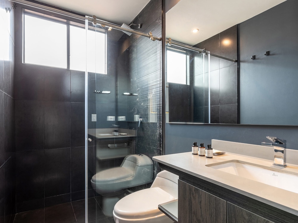 w Modern 2BR in Luxury Building in Chico