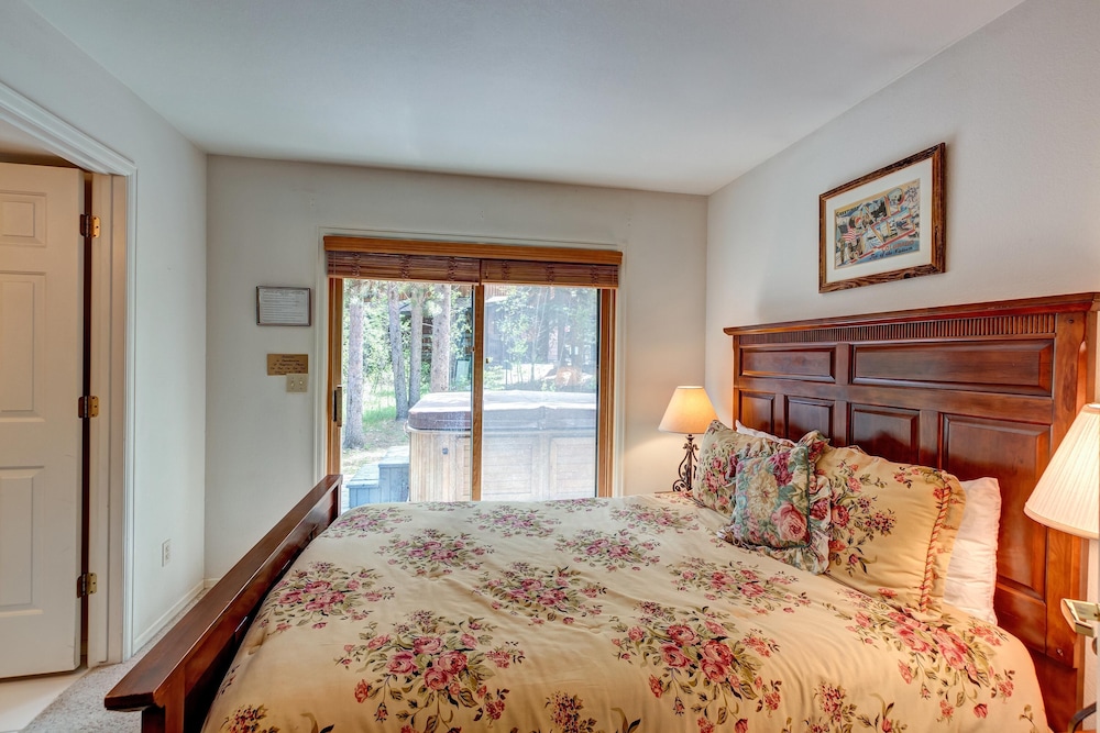 Pine Creek Lodge 3 Bedroom Townhouse by RedAwning