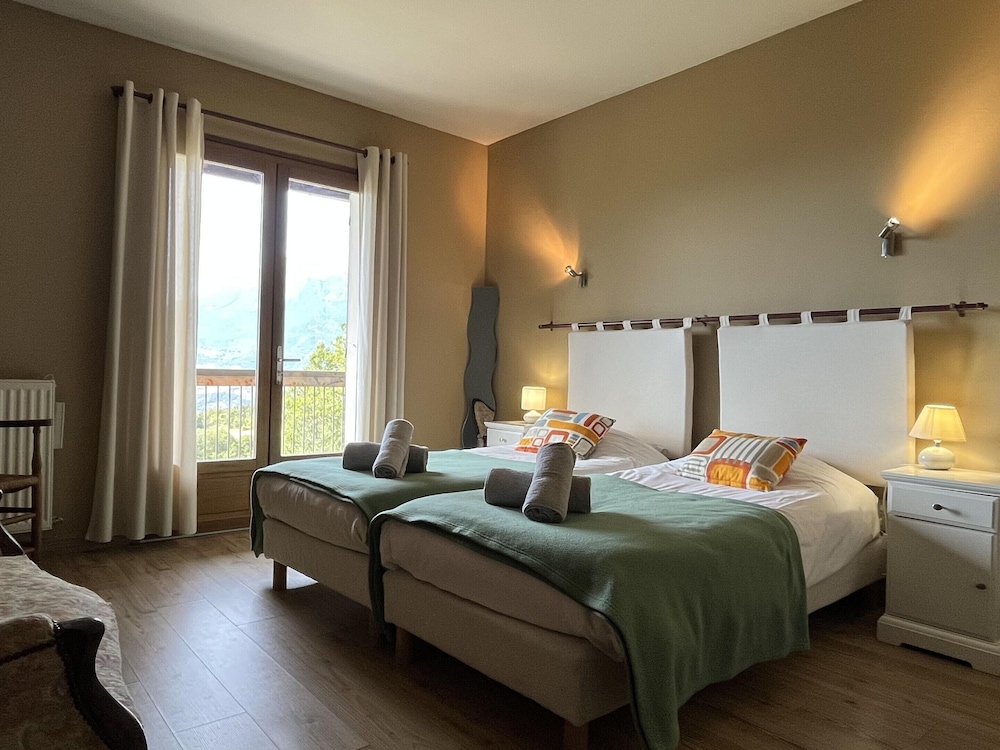 Holiday Home With Sauna, Saint-sauveur