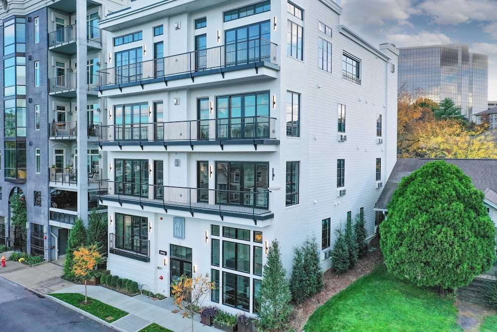 121 Hotel Floor 1 & 2 by Avantstay Sleeps 34, 10 Units in Nashville