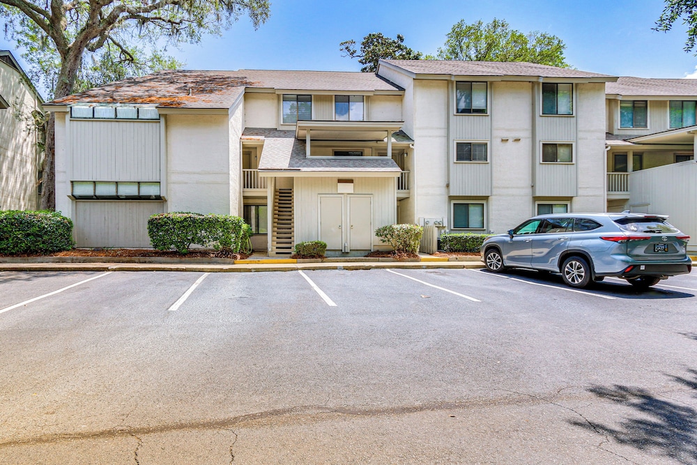 Walk to Beach: Bright Hilton Head Island Villa!