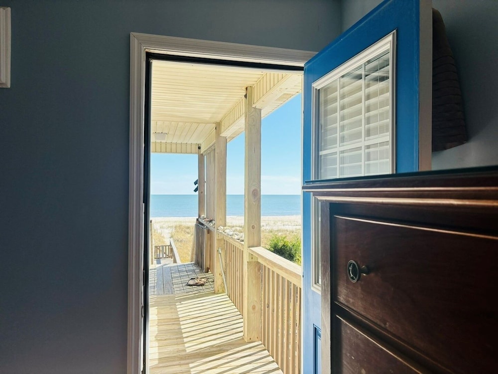 Clamelot 4 Bedroom Home by RedAwning