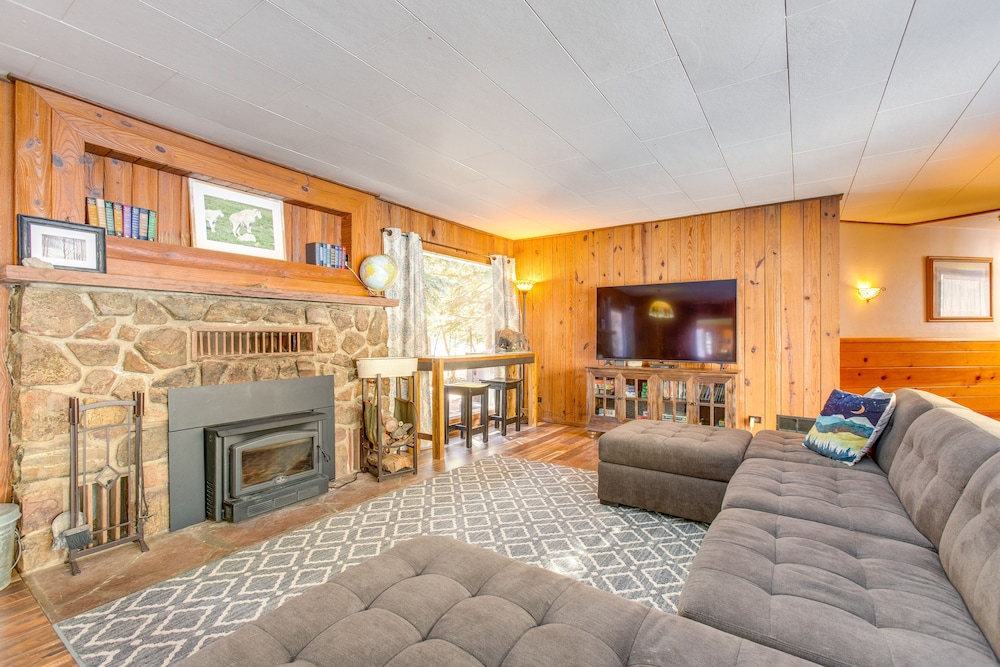 Charming Idaho Springs Retreat on Chicago Creek!