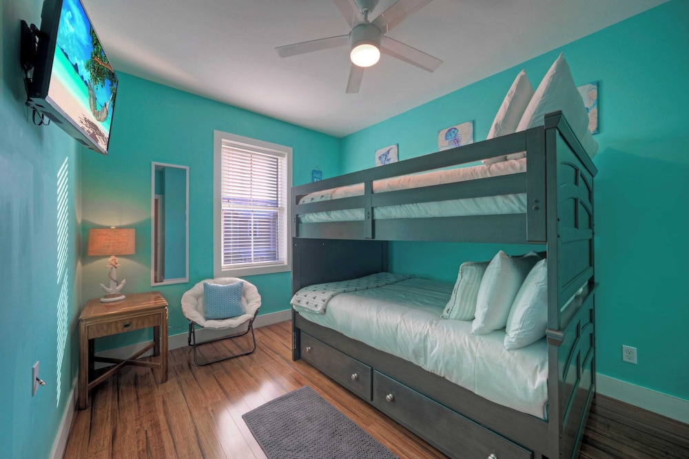 Sleeps 19 2 Homes w/ Pool, Foosball+shuffleboard Mins to the Beach + Shops