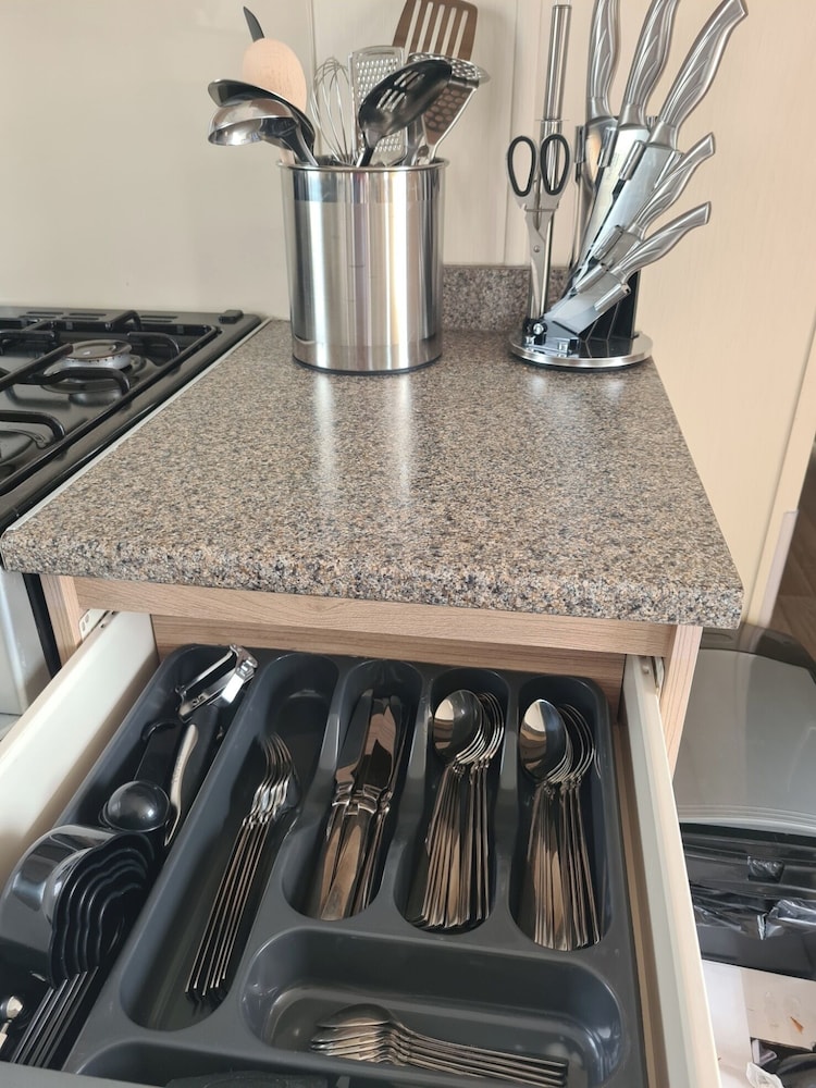3 Bed Lodge - Sleeps 6 - Parking - Pets - Wifi