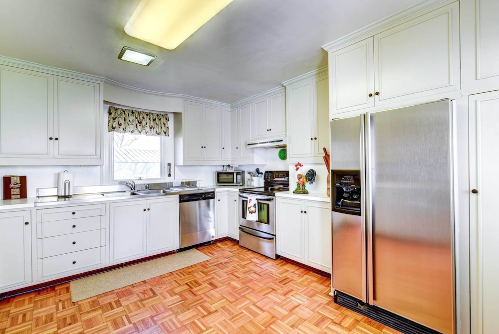 Bowling Green House w/ Shared Pool! view 4