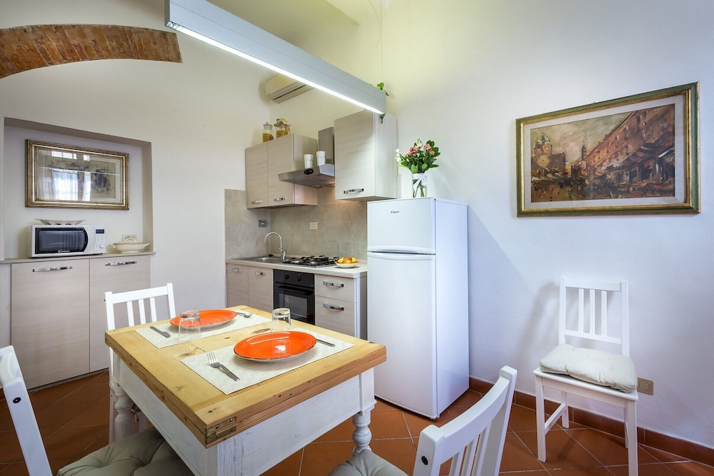 Classic Tuscany Apartment A by Mmega