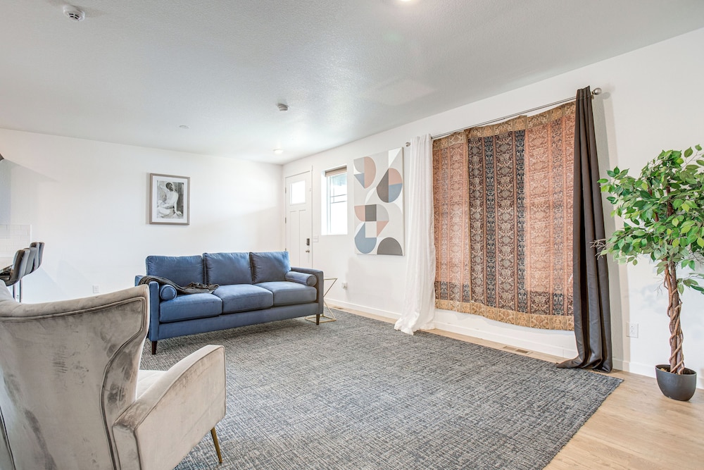Perfect for Families! Quiet Aurora Home