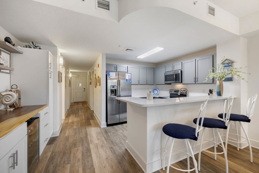 Fall Retreat Condo w Heated Pool Hot tub Pier Pk