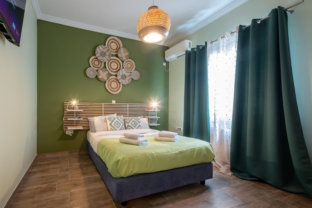 Charming 2BR retreat near market & beach