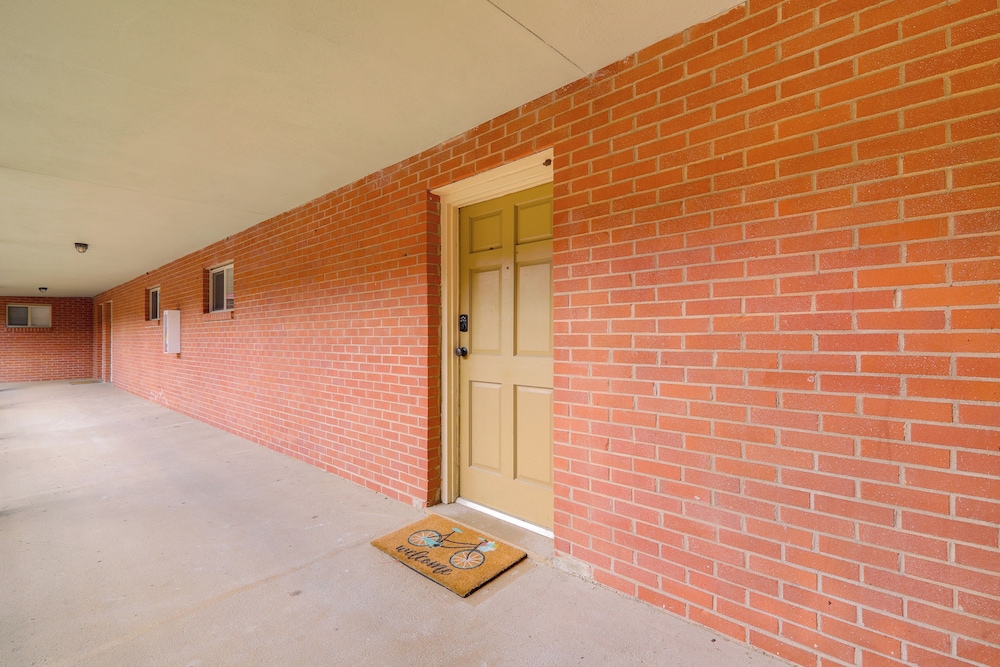 1 Mi to Dtwn & Uga: Condo w/ Pool in Athens!