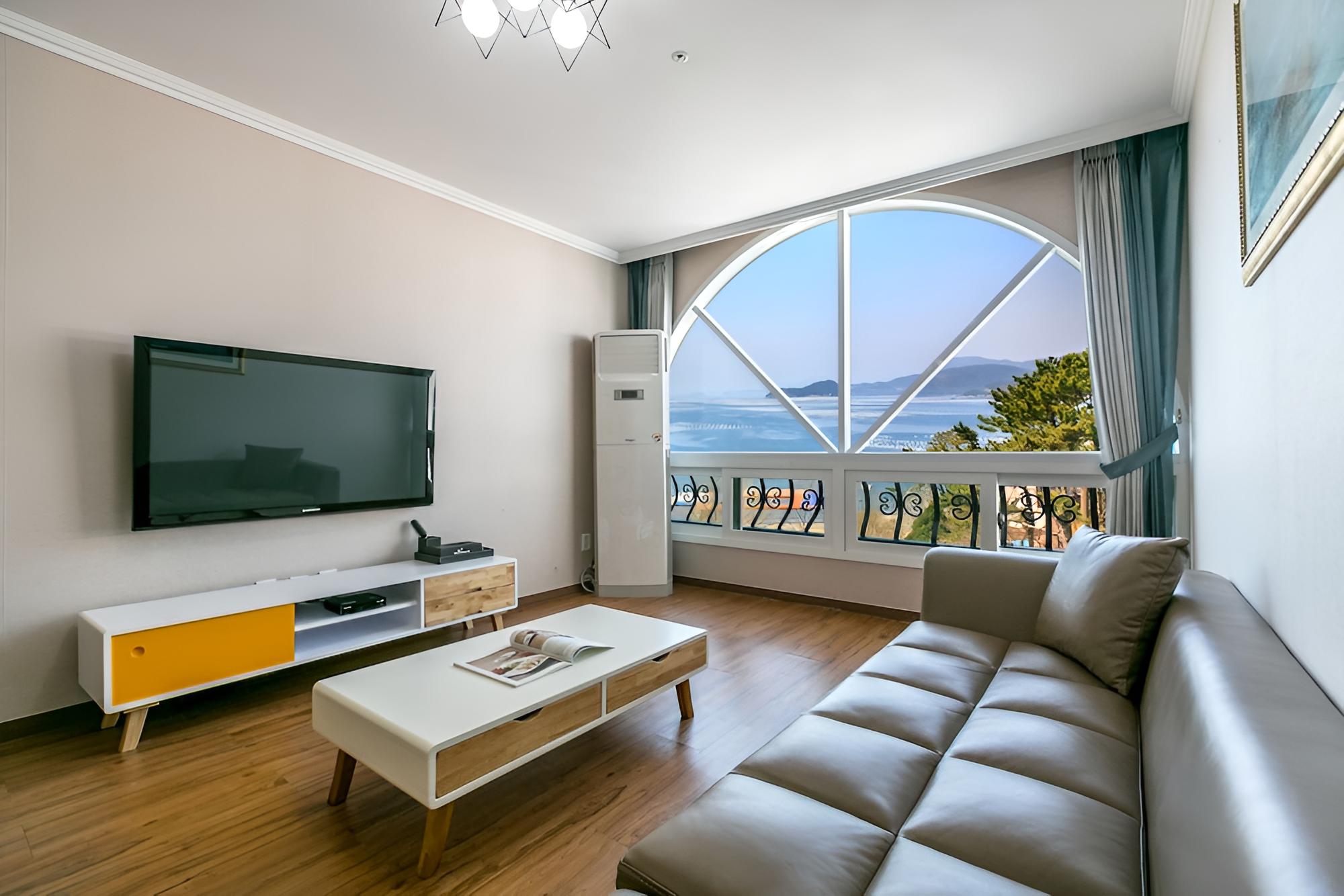 Tongyeong Beach Castle Hotel