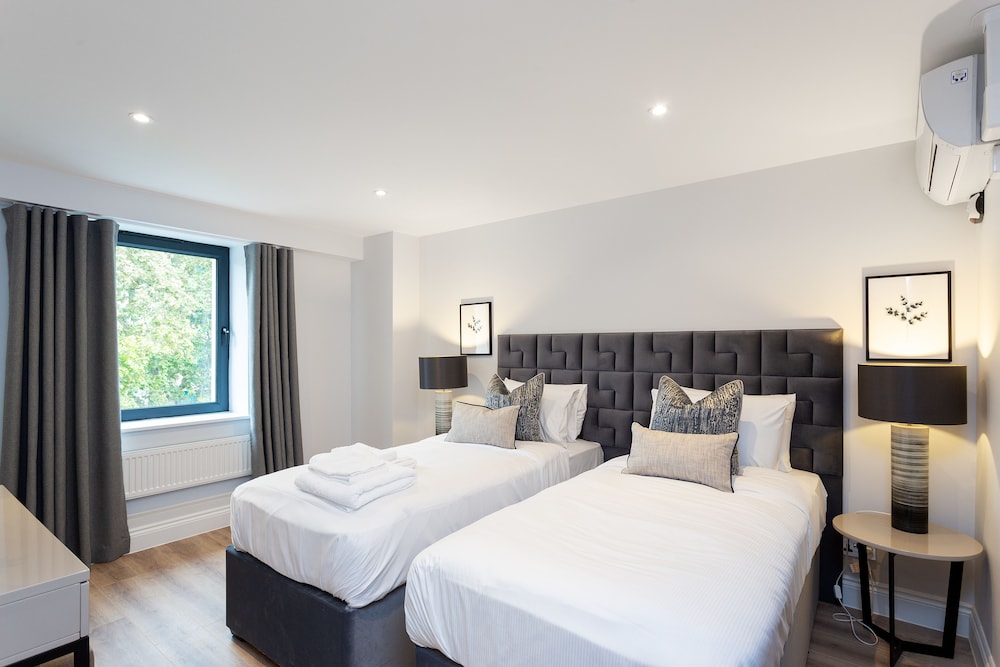 The Carlyle - Elegant Serviced Apartments