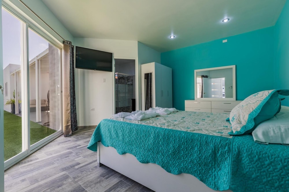 NEW Modern Stylish 6BR 6BA Villa Near Palmbeach