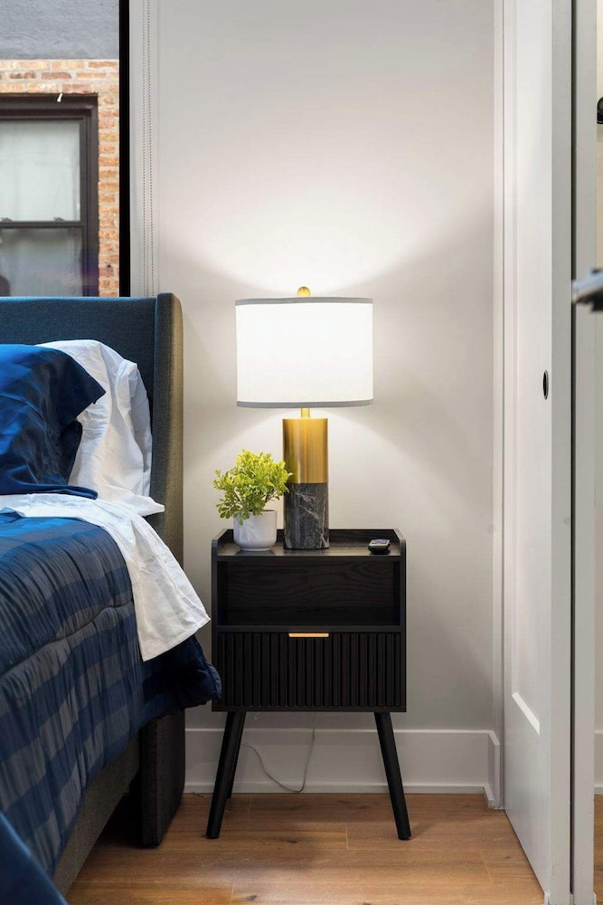 Edgewater Modern 2BR Steps to Lake City Views