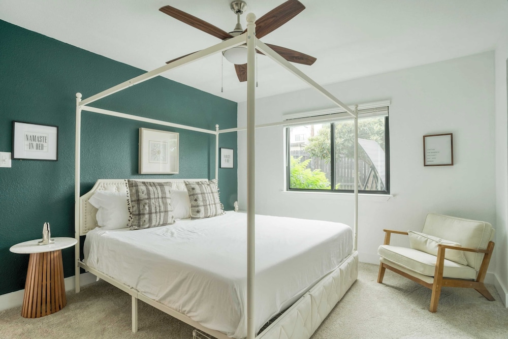 Austin Escape, Prime Location + Shared Yard Oasis Fairlawn Buyout by Avantstay