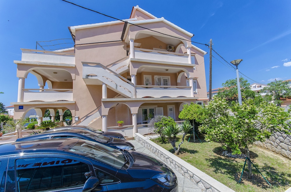 Apartments Biserka