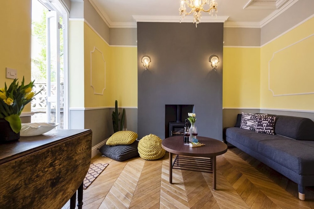 Bright 1BR + Balcony by Hyde Park photo 2