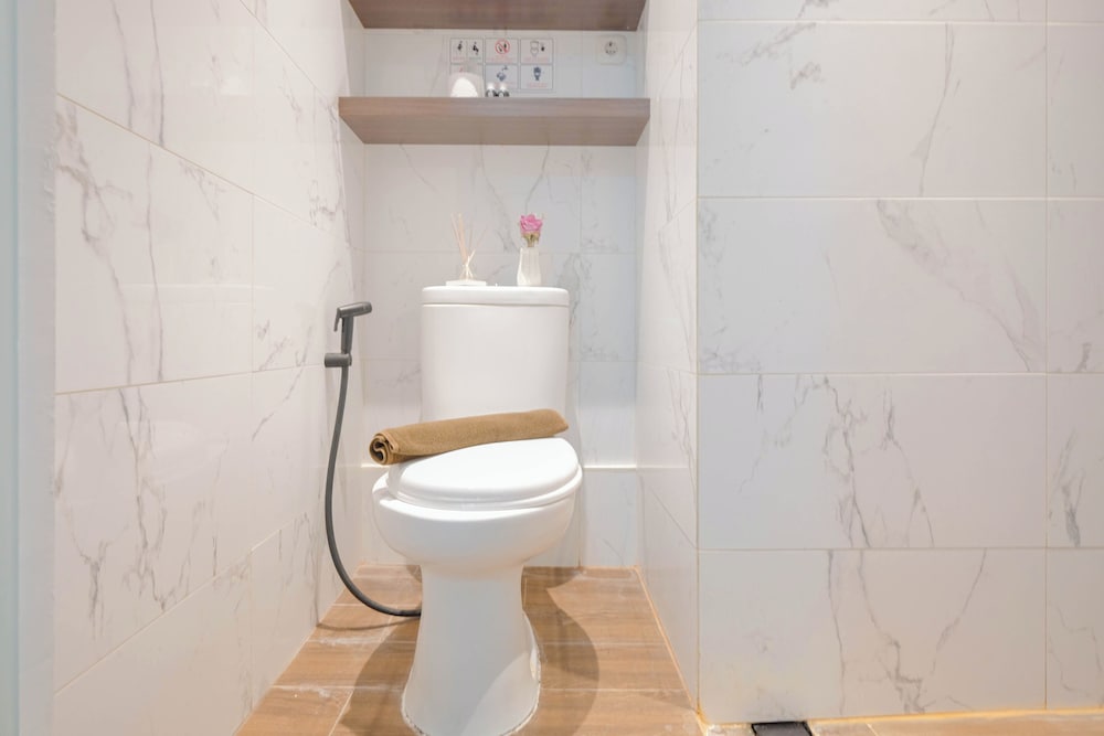 Comfort And Big 1Br At Green Pramuka City Apartment