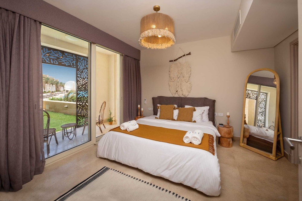 Xuru Stays I Exotic 1bdr w/ Outdoor Terrace Pool & Beach Access