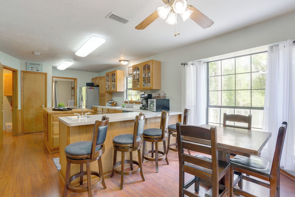 Wraparound Porch: Toledo Bend Reservoir Retreat!