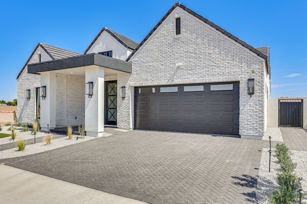 Near Golf - Gem w/ Funished Patio in Chandler!