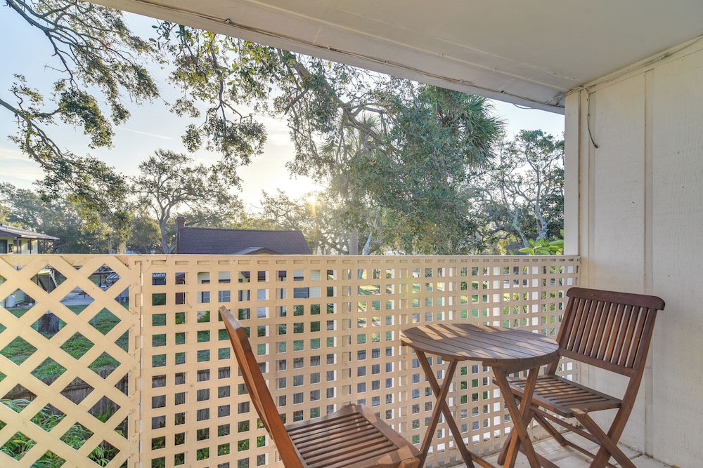 5 Mi to Beaches: Seminole Retreat w/ Balcony