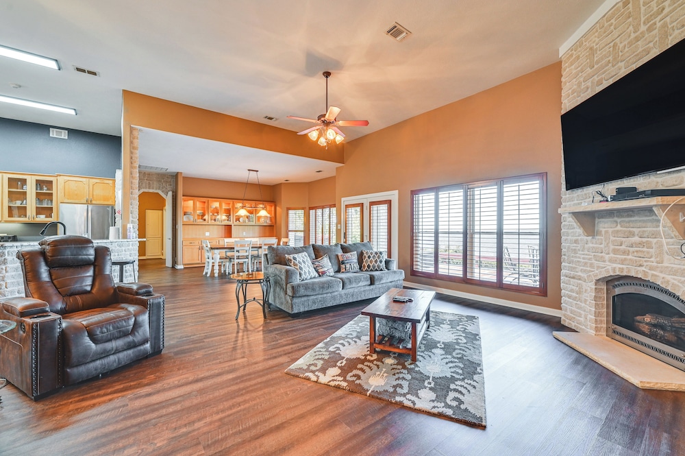 Boat Dock & Hot Tub: Waterfront Home in Milam!
