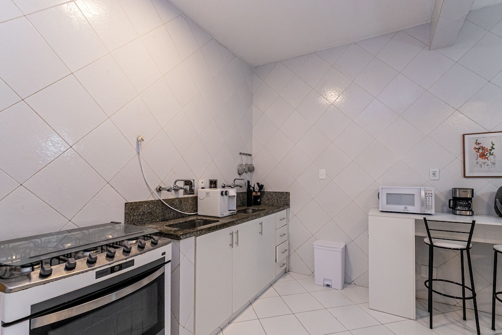 4bdrs, Balcony w/ Sea View, and Garagea 3730/201