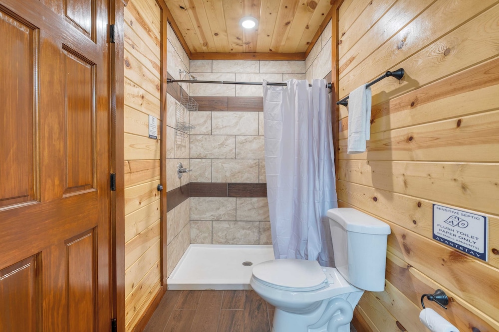 Dolly's Lodge by Avantstay Sleeps 28 - Luxe Smokies Cabin Game Room, Hot Tub, Views, Near Attractions