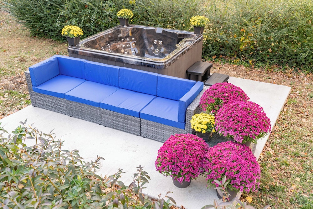 King Beds Hot Tub Arcade Grill & Firepit