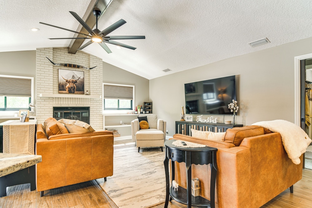 2 Blocks to Golf Course: Spacious Tampa Home!