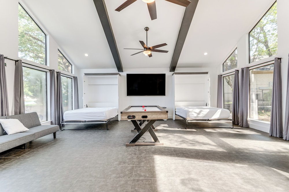 Luxe Family Gem in Montgomery: 'the Lake House!'