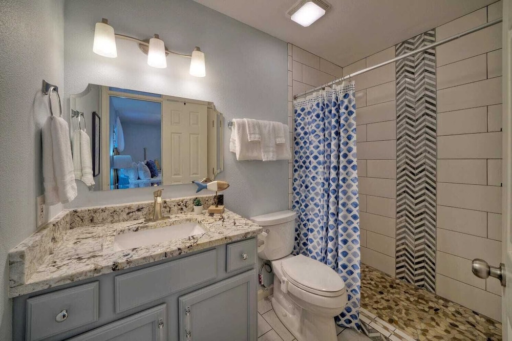 Sleeps 22 2 Homes w/ Private Pool, Game Room, Nature Views 7 BDR Avantstay
