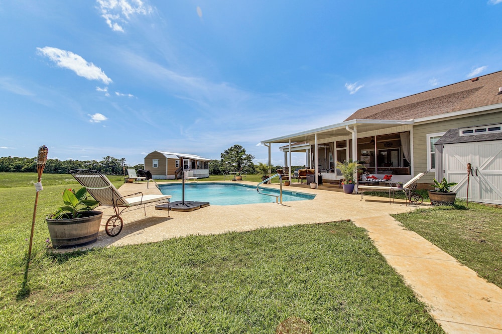 BBQ Ready: Farm-style Kinston Hideaway w/ Pool