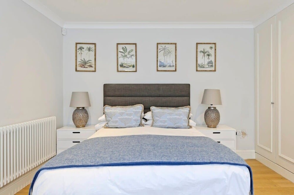 Large 2 Bedroom Kensington Garden Flat