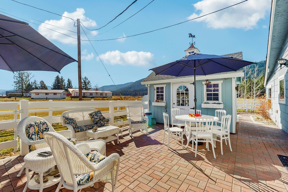 Unique 3br: Mountain Views, Hot Tub & Wood Stove