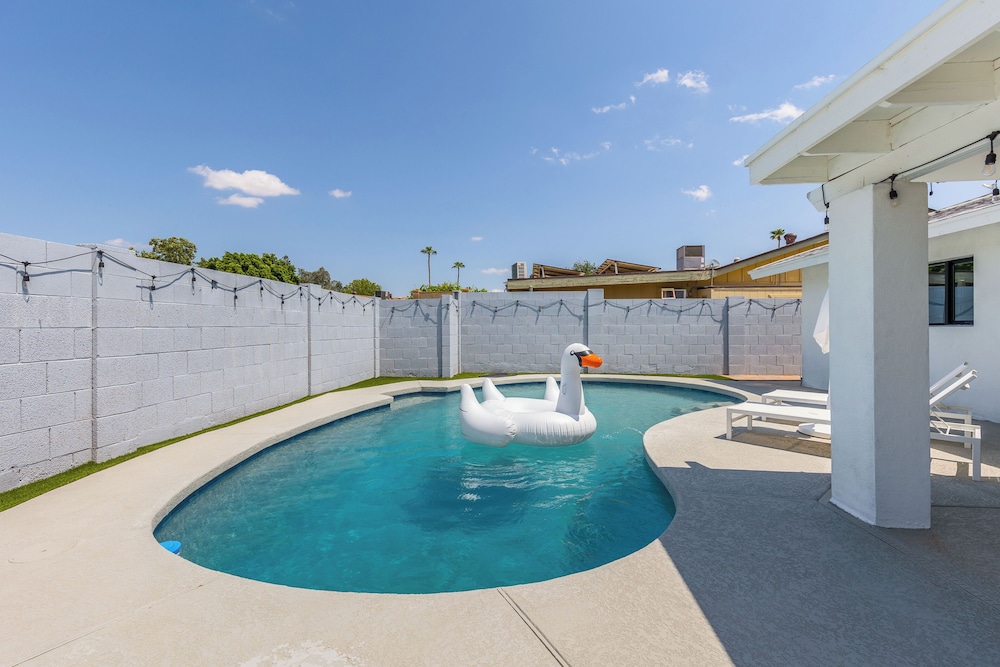 Old Town Fashion-pool-putting Green-bbq Grill