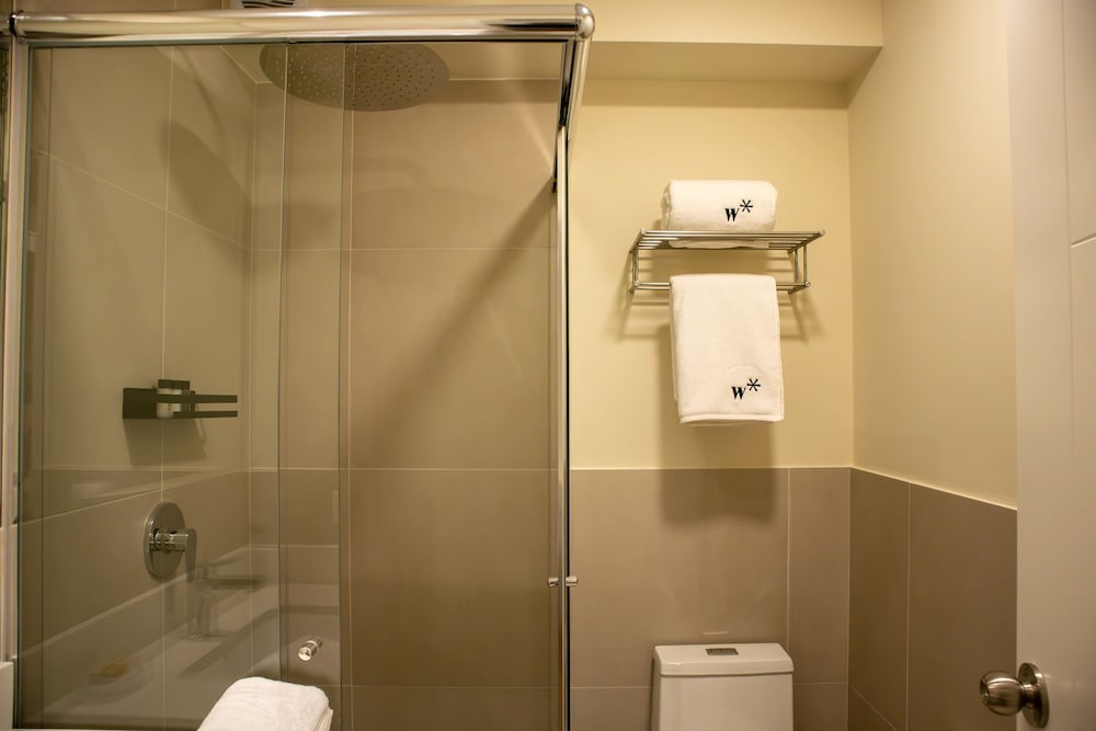 w Striking 1BR w Perfect Balcony Near Kennedy Park