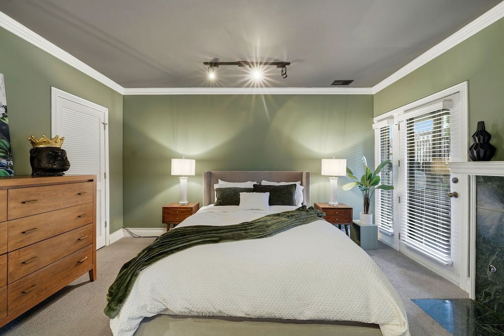 Modern 4-bedroom Townhouse in River West