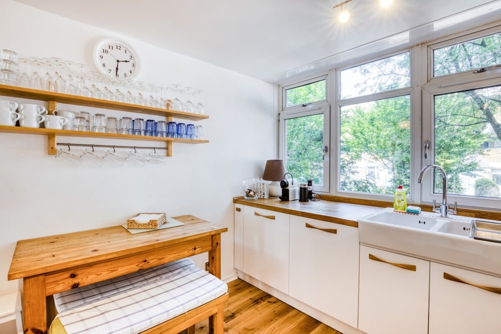 Homely 4 Bedroom House in Brixton