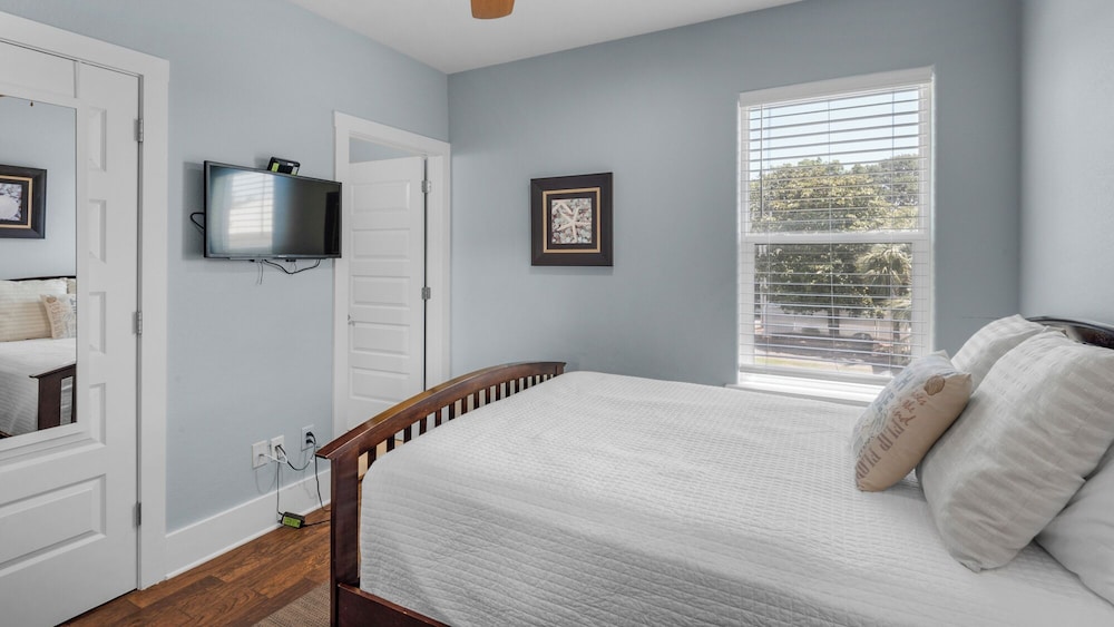 Blue Mountain Beach - Sleeps 12 - Steps From Pool view 3