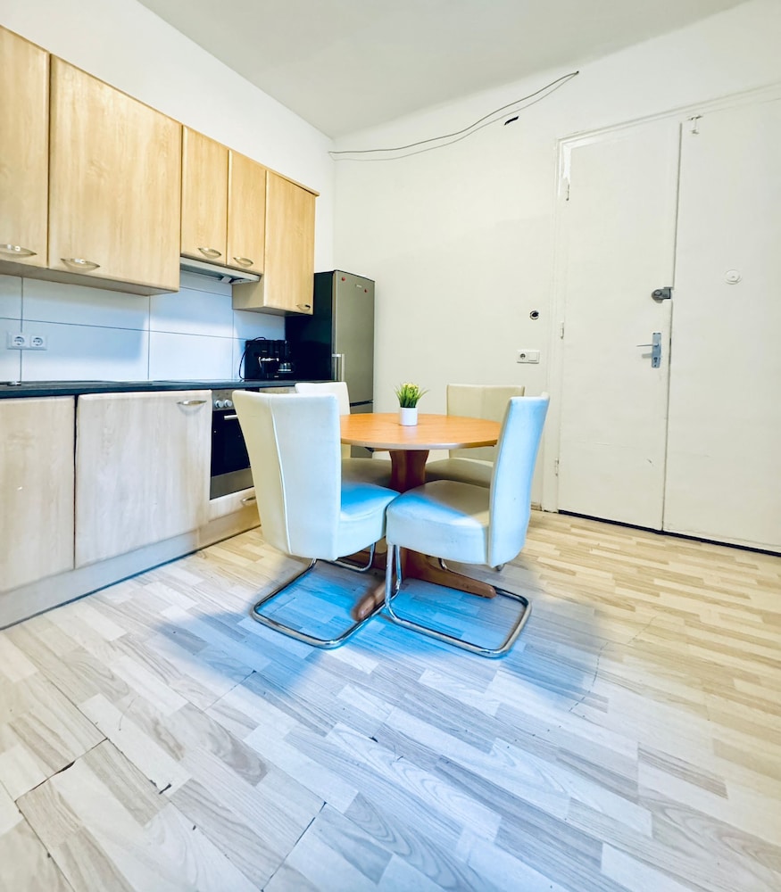 Simple 3BR Apartment for 6 FAC Platz