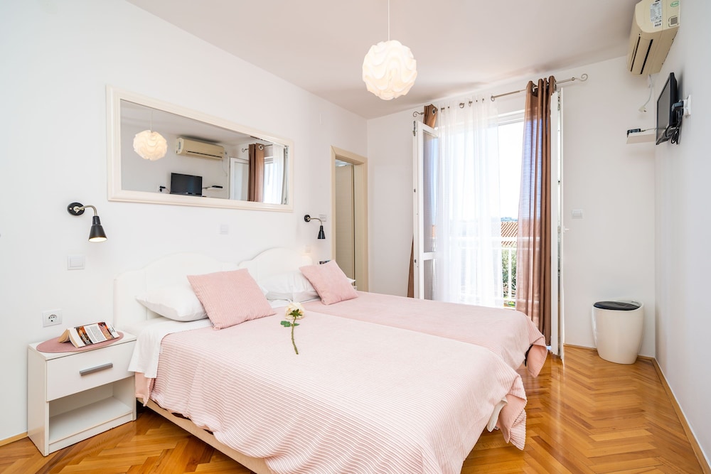Jele Rooms