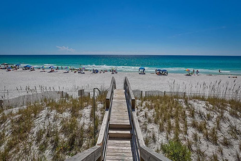 Las Olas 8 Bedroom Holiday Home by Five Star Properties