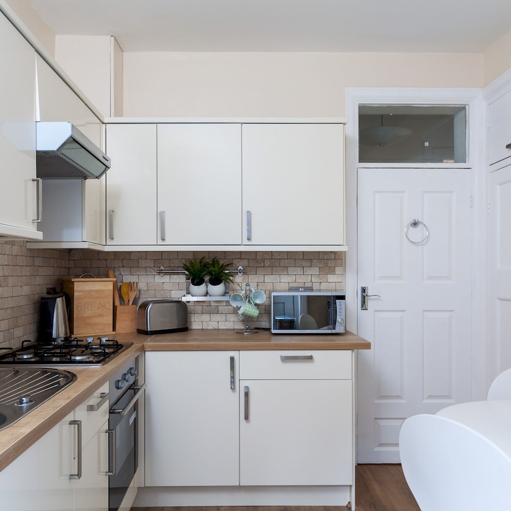 Super Cosy 2-bed 1-bath Apartment With Balcony