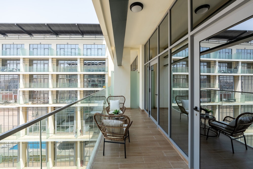 Urban 1BR in Masdar City w Pool View Balcony