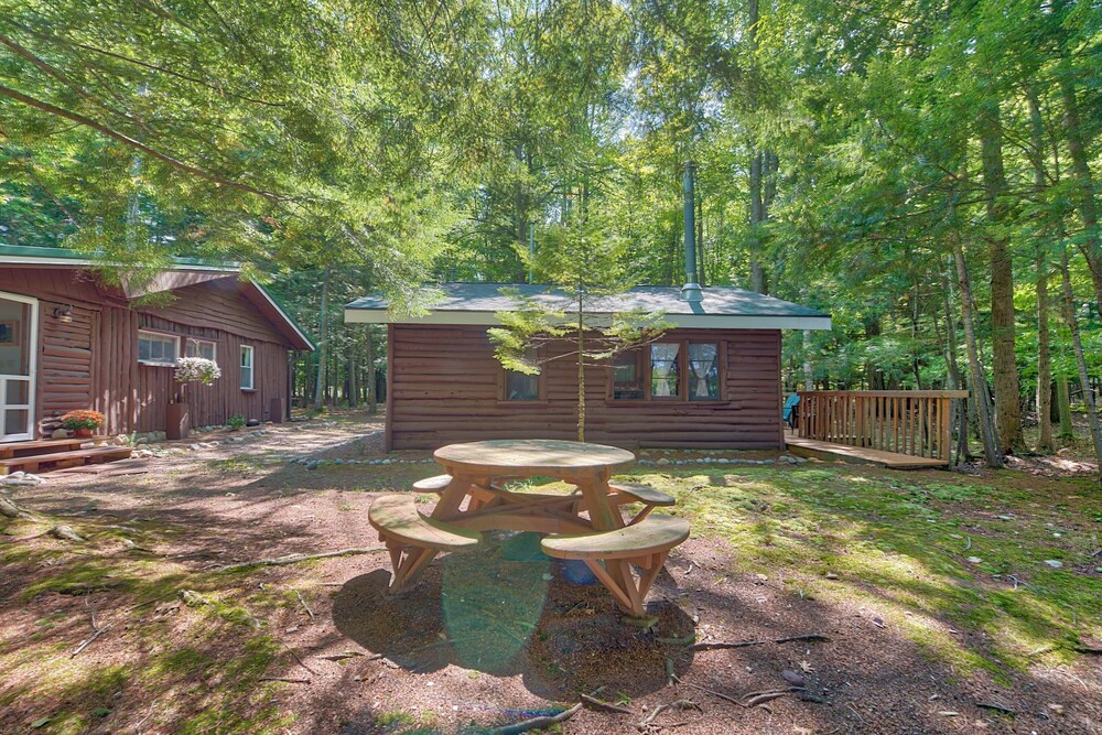 Lakefront Cabin w/ Beach Access: Levering Retreat