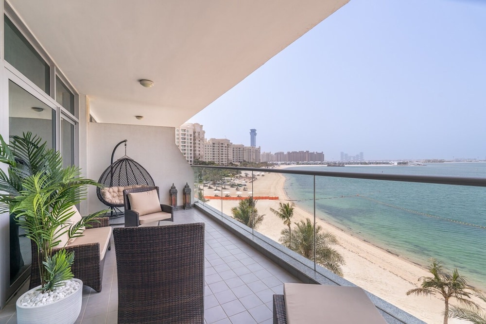 Peaceful and Airy 1-bedroom Apartment With the Palm Beach View